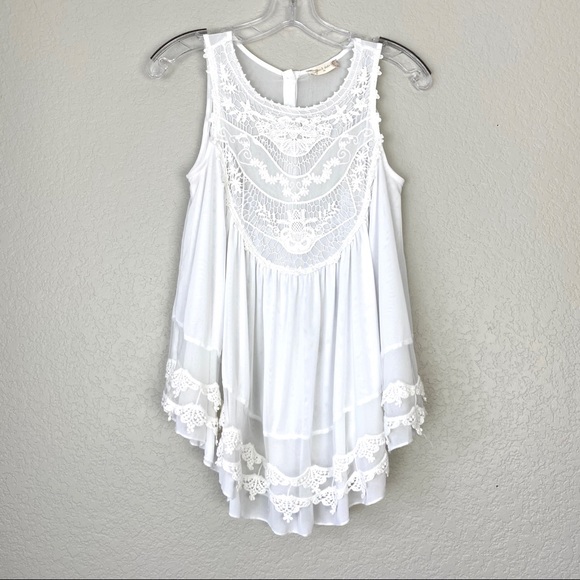 Altar'd State Tops - ALTAR’D STATE White Chiffon & Lace Sleeveless (XS)
